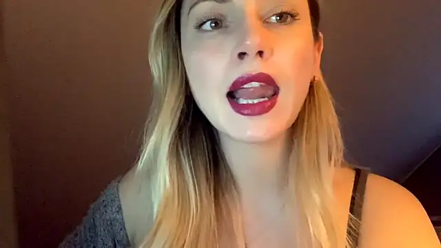 Snapshot of ScarlettSensitive chatting on 03/19/26, 04:22 ScarlettSensitive online show from 03/19/26, 04:22