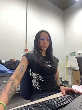 Snapshot of mina_harker chatting on 04/20/26, 04:43 mina harker online show from 04/20/26, 04:43