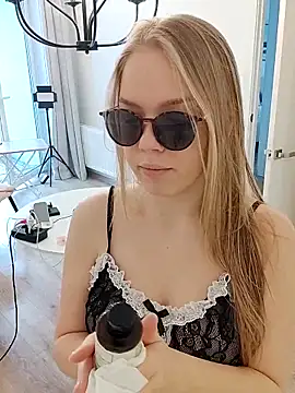 Snapshot of LittleForestELF2 chatting on 03/26/26, 04:07 LittleForestELF2 online show from 03/26/26, 04:07