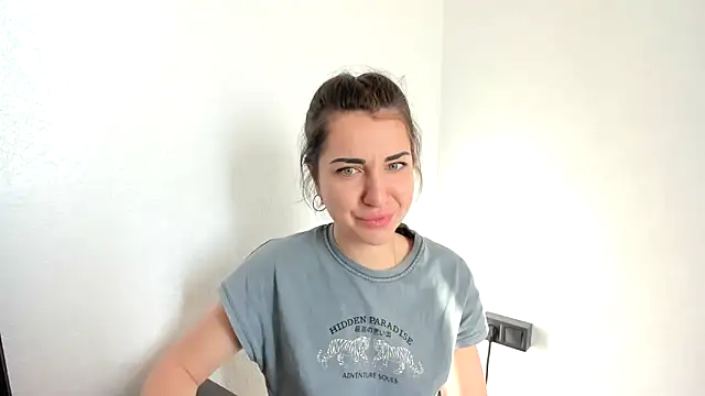 Snapshot of summmmersky1 chatting on 04/14/26, 05:24 summmmersky1 online show from 04/14/26, 05:24