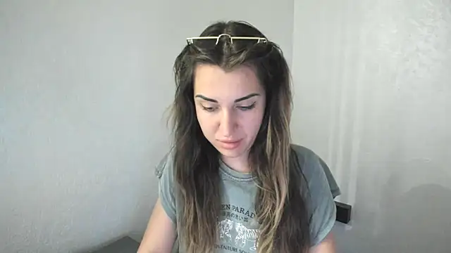 Snapshot of summmmersky1 chatting on 04/14/26, 05:30 summmmersky1 online show from 04/14/26, 05:30