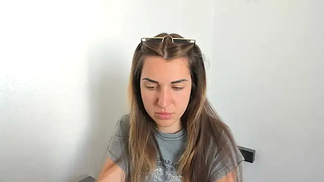 Snapshot of summmmersky1 chatting on 04/19/26, 01:21 summmmersky1 online show from 04/19/26, 01:21