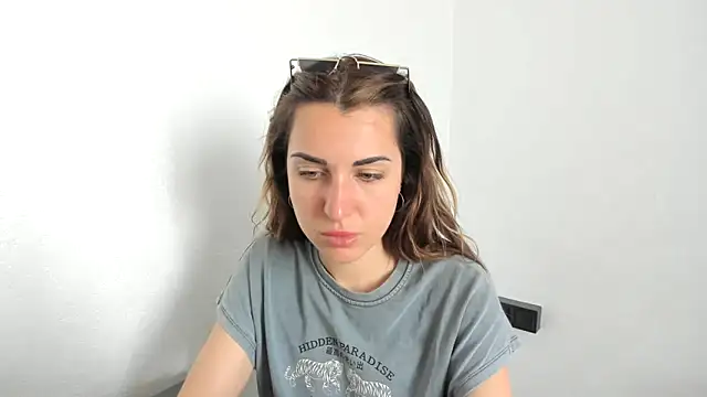 Snapshot of summmmersky1 chatting on 04/24/26, 02:52 summmmersky1 online show from 04/24/26, 02:52