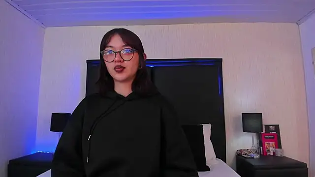 Snapshot of LilithBluum chatting on 03/24/26, 11:26 LilithBluum online show from 03/24/26, 11:26