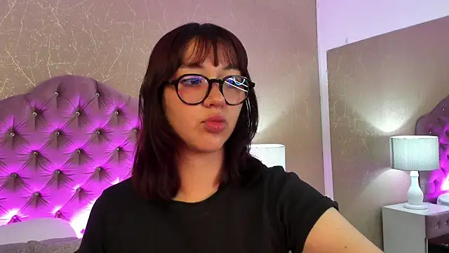 Snapshot of LilithBluum chatting on 04/17/26, 11:46 LilithBluum online show from 04/17/26, 11:46