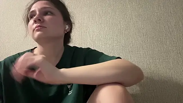 Snapshot of Emmiebutwihu chatting on 04/14/26, 08:09 Emmiebutwihu online show from 04/14/26, 08:09