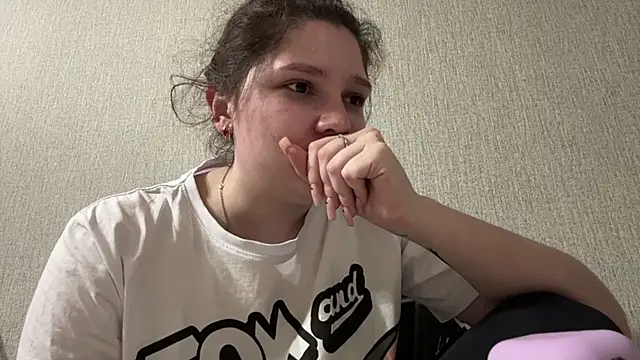 Snapshot of Emmiebutwihu chatting on 04/15/26, 11:28 Emmiebutwihu online show from 04/15/26, 11:28