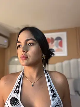 Snapshot of Bella-Ferrer chatting on 04/17/26, 06:33 Bella-Ferrer online show from 04/17/26, 06:33