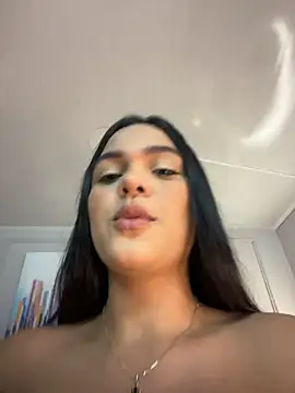 Snapshot of Bella-Ferrer chatting on 04/18/26, 06:34 Bella-Ferrer online show from 04/18/26, 06:34