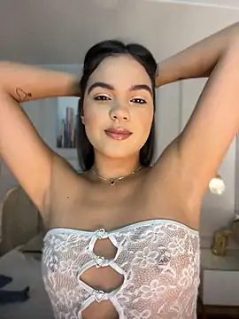 Snapshot of Bella-Ferrer chatting on 04/18/26, 07:07 Bella-Ferrer online show from 04/18/26, 07:07