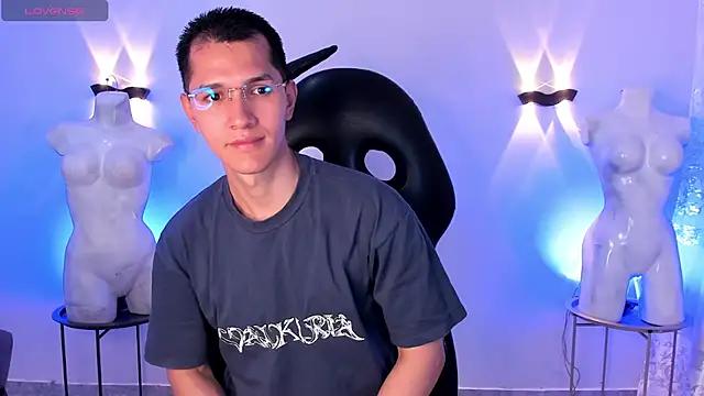 Snapshot of MilanDavid1 chatting on 03/16/26, 05:28 MilanDavid1 online show from 03/16/26, 05:28