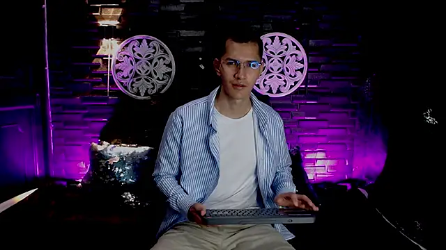 Snapshot of MilanDavid1 chatting on 03/23/26, 05:28 MilanDavid1 online show from 03/23/26, 05:28