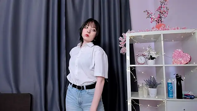 Snapshot of LeannKindla chatting on 04/23/26, 12:29 LeannKindla online show from 04/23/26, 12:29