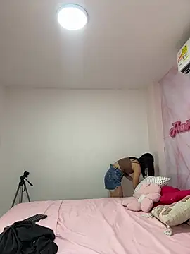 Snapshot of Adalyn_Cute chatting on 04/17/26, 06:44 Adalyn Cute online show from 04/17/26, 06:44