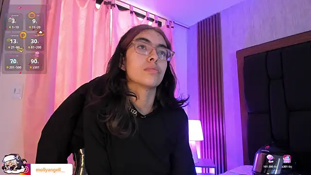 Snapshot of Molly_A chatting on 06/23/26, 03:32 Molly A online show from 06/23/26, 03:32