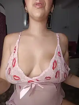 Snapshot of Kitty_Loveee chatting on 06/14/26, 10:23 Kitty Loveee online show from 06/14/26, 10:23