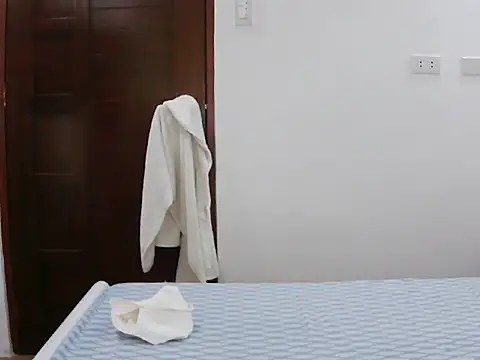 Snapshot of sexiesteyess chatting on 04/18/26, 04:27 sexiesteyess online show from 04/18/26, 04:27