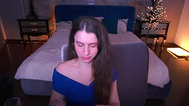 LittleJulii online show from 05/17/26, 07:43