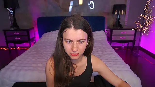 LittleJulii online show from 06/07/26, 07:39