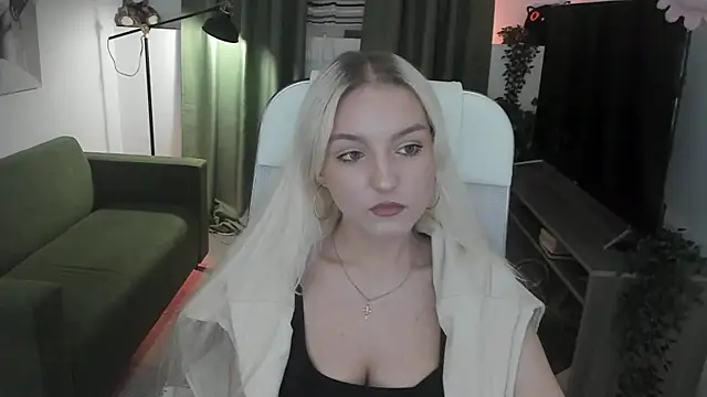 Snapshot of ViolaMore chatting on 04/01/26, 02:36 ViolaMore online show from 04/01/26, 02:36