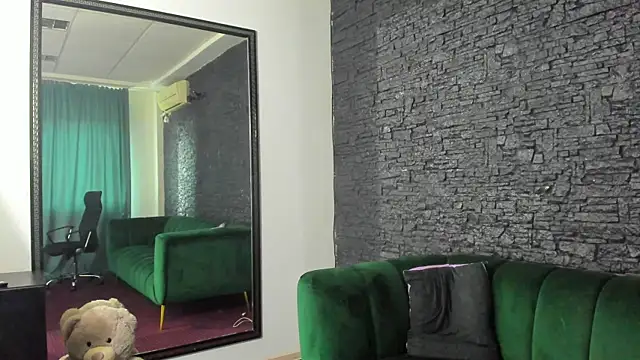 Snapshot of DiamondMilff chatting on 03/21/26, 08:19 DiamondMilff online show from 03/21/26, 08:19