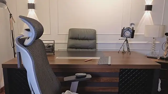 Snapshot of megan_vg chatting on 04/07/26, 11:43 megan vg online show from 04/07/26, 11:43