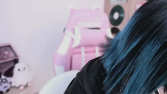 Snapshot of shes_creepy chatting on 04/10/26, 10:42 shes creepy online show from 04/10/26, 10:42