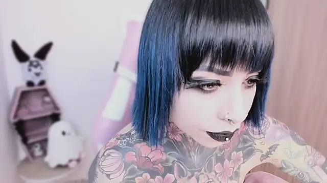 Snapshot of shes_creepy chatting on 04/28/26, 07:02 shes creepy online show from 04/28/26, 07:02