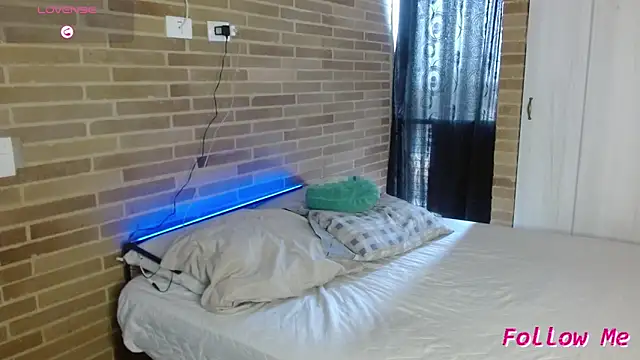 Snapshot of sweet-little chatting on 03/28/26, 02:49 sweet-little online show from 03/28/26, 02:49