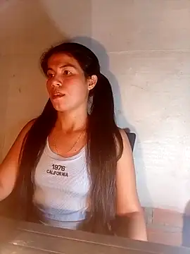 Snapshot of SkinnyBlom_ chatting on 03/14/26, 04:18 SkinnyBlom online show from 03/14/26, 04:18