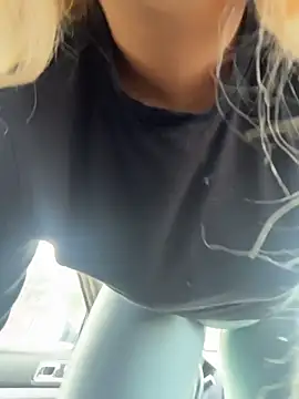 Snapshot of mxmxee chatting on 03/27/26, 03:01 mxmxee online show from 03/27/26, 03:01