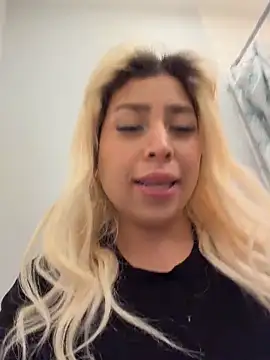 Snapshot of mxmxee chatting on 03/28/26, 03:06 mxmxee online show from 03/28/26, 03:06