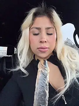 Snapshot of mxmxee chatting on 04/01/26, 11:02 mxmxee online show from 04/01/26, 11:02