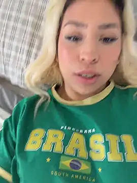 Snapshot of mxmxee chatting on 04/06/26, 01:23 mxmxee online show from 04/06/26, 01:23