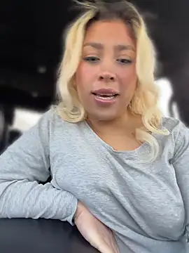 Snapshot of mxmxee chatting on 04/08/26, 03:23 mxmxee online show from 04/08/26, 03:23