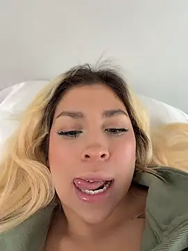 Snapshot of mxmxee chatting on 04/11/26, 10:58 mxmxee online show from 04/11/26, 10:58