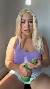 Snapshot of mxmxee chatting on 04/22/26, 02:18 mxmxee online show from 04/22/26, 02:18