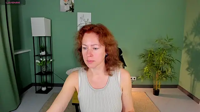 Snapshot of LeticiaRomano chatting on 06/19/26, 04:06 LeticiaRomano online show from 06/19/26, 04:06