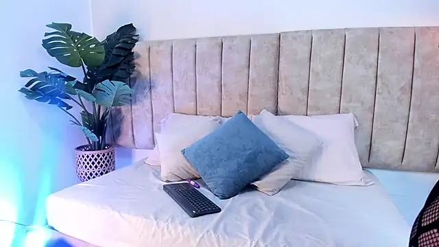 Snapshot of AgathaSavage chatting on 03/18/26, 12:19 AgathaSavage online show from 03/18/26, 12:19