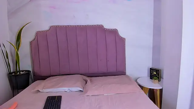 Snapshot of alina-leon chatting on 03/15/26, 12:55 alina-leon online show from 03/15/26, 12:55