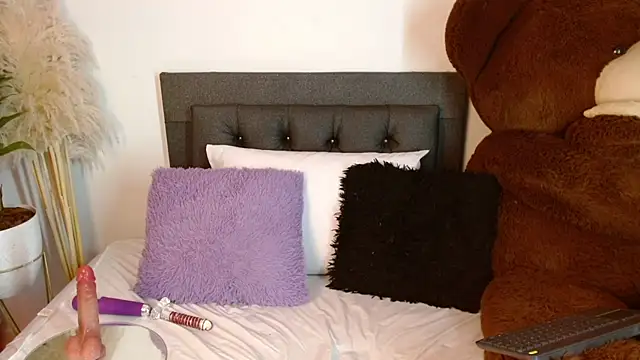 Snapshot of Rebeldana chatting on 04/17/26, 11:57 Rebeldana online show from 04/17/26, 11:57