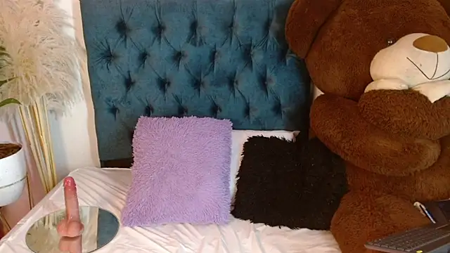 Snapshot of Rebeldana chatting on 04/18/26, 10:52 Rebeldana online show from 04/18/26, 10:52