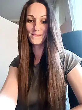 Snapshot of LunaCrystall chatting on 04/12/26, 04:12 LunaCrystall online show from 04/12/26, 04:12