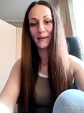 Snapshot of LunaCrystall chatting on 04/26/26, 04:04 LunaCrystall online show from 04/26/26, 04:04
