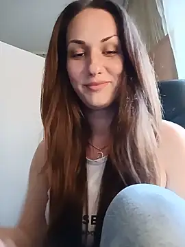 Snapshot of LunaCrystall chatting on 05/19/26, 03:40 LunaCrystall online show from 05/19/26, 03:40