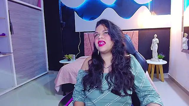 Snapshot of scarlettt__joness chatting on 04/24/26, 02:14 scarlettt joness online show from 04/24/26, 02:14