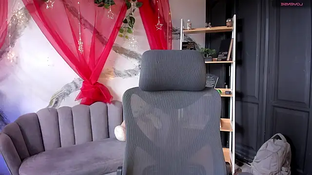 Snapshot of AphroditeSweett chatting on 04/13/26, 08:58 AphroditeSweett online show from 04/13/26, 08:58