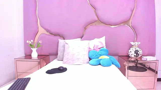 Snapshot of LaurendPink chatting on 03/26/26, 02:33 LaurendPink online show from 03/26/26, 02:33