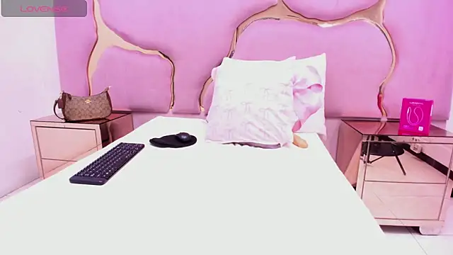 Snapshot of LaurendPink chatting on 04/01/26, 01:41 LaurendPink online show from 04/01/26, 01:41