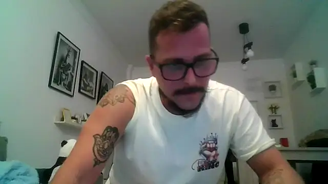 Snapshot of yanick931 chatting on 04/09/26, 11:43 yanick931 online show from 04/09/26, 11:43